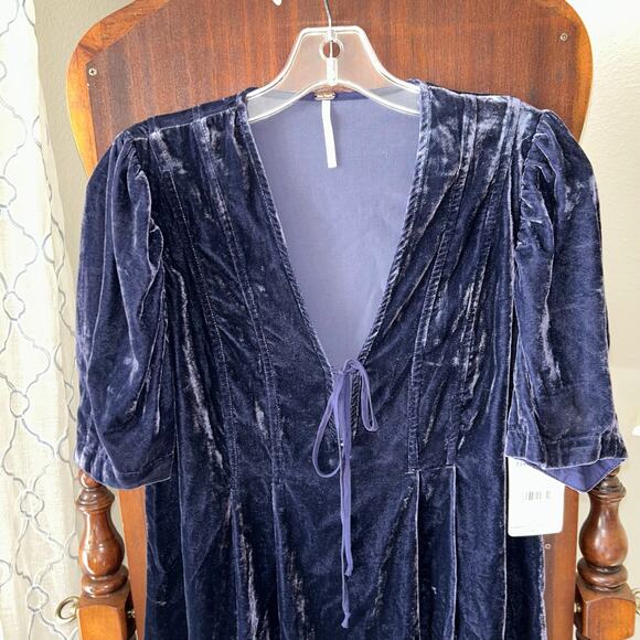 New FREE PEOPLE Adelle Velvet tunic indigo Short Sleeve V Neck Top Size small - Picture 2 of 10